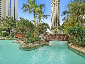 Una piscina techada, una piscina al aire libre