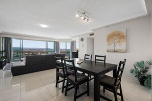 Deluxe Apartment, Balcony, Sea View | Dining room
