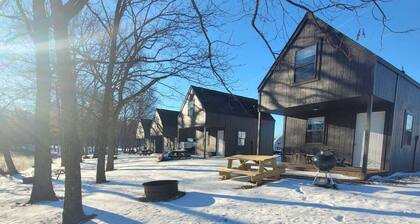 Unique Riverfront Gem: Dogs Ok, King Bed (Cabin 1)