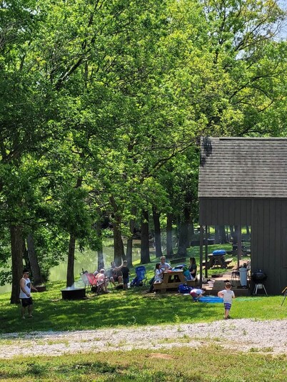 Riverfront Getaway: Fire Pit, Cozy Loft (Cabin 2)