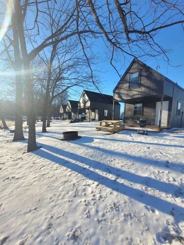 Riverfront Getaway: Fire Pit, Cozy Loft (Cabin 2)