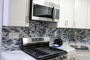 Microondas, horno, parrilla de estufa y tostadora 