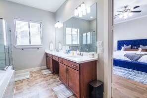 Secador de pelo, toallas, jabón y champú