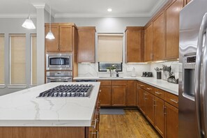 冷蔵庫、電子レンジ、オーブン、コンロ