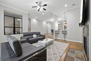 スマートテレビ、暖炉、ステレオ