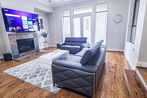 TV connectée, cheminée, chaîne hi-fi