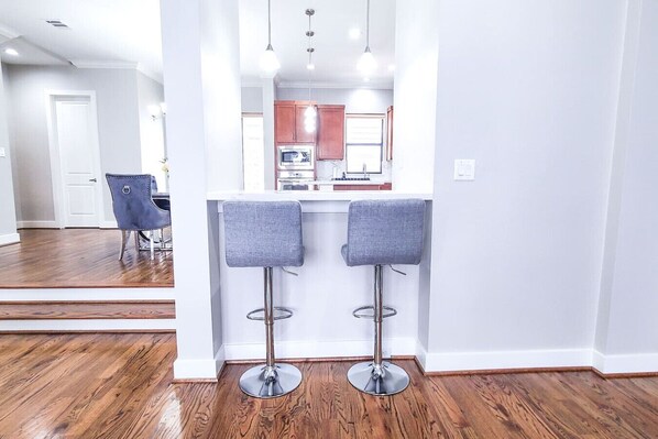 Fridge, microwave, oven, stovetop - Luxury 3BR/3.5BA Townhouse (Houston)