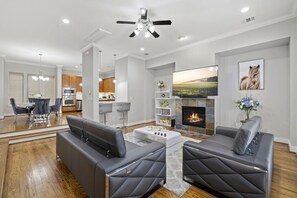 スマートテレビ、暖炉、ステレオ