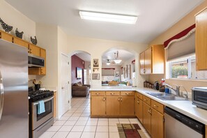 Fridge, microwave, oven, stovetop - Charming 3-bedroom house with WiFi and AC in Sierra Vista (Sierra Vista)