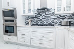 Refrigerador, microondas, horno y parrilla de estufa 