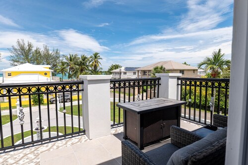 Grand View Beachfront Villa - Sleeps 12, world class golfing, casinos & dinning!