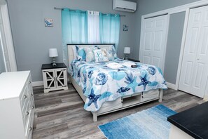 Caja de seguridad en la habitación y tabla de planchar con plancha 