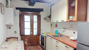 Eine Küche mit Holzausstattung, Spüle und Herd.