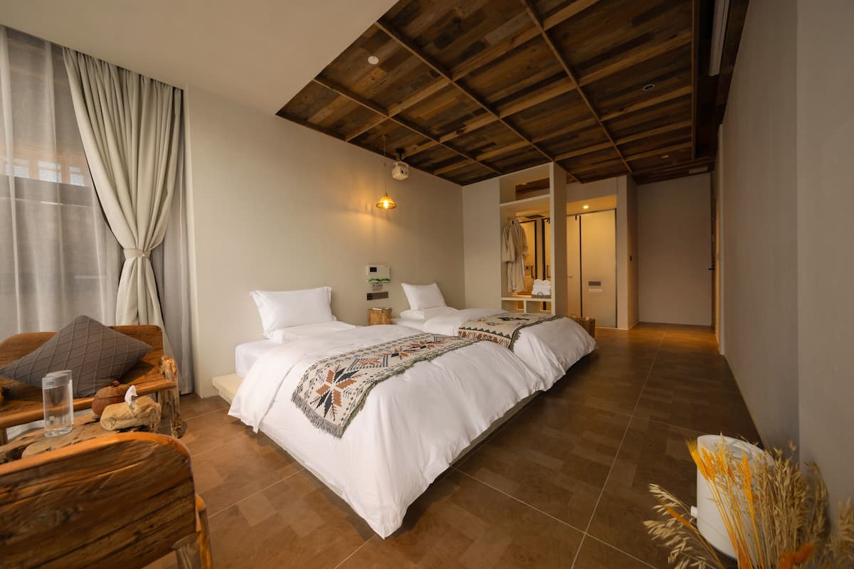 Habitación clásica con 2 camas individuales, vista a la colina | Ropa de cama de alta calidad, edredón y camas con efecto memoria