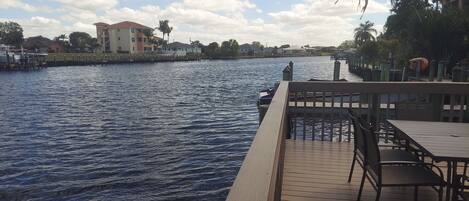 屋外ダイニングエリア