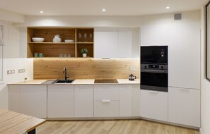 Een koelkast, een magnetron, een oven, een kookplaat