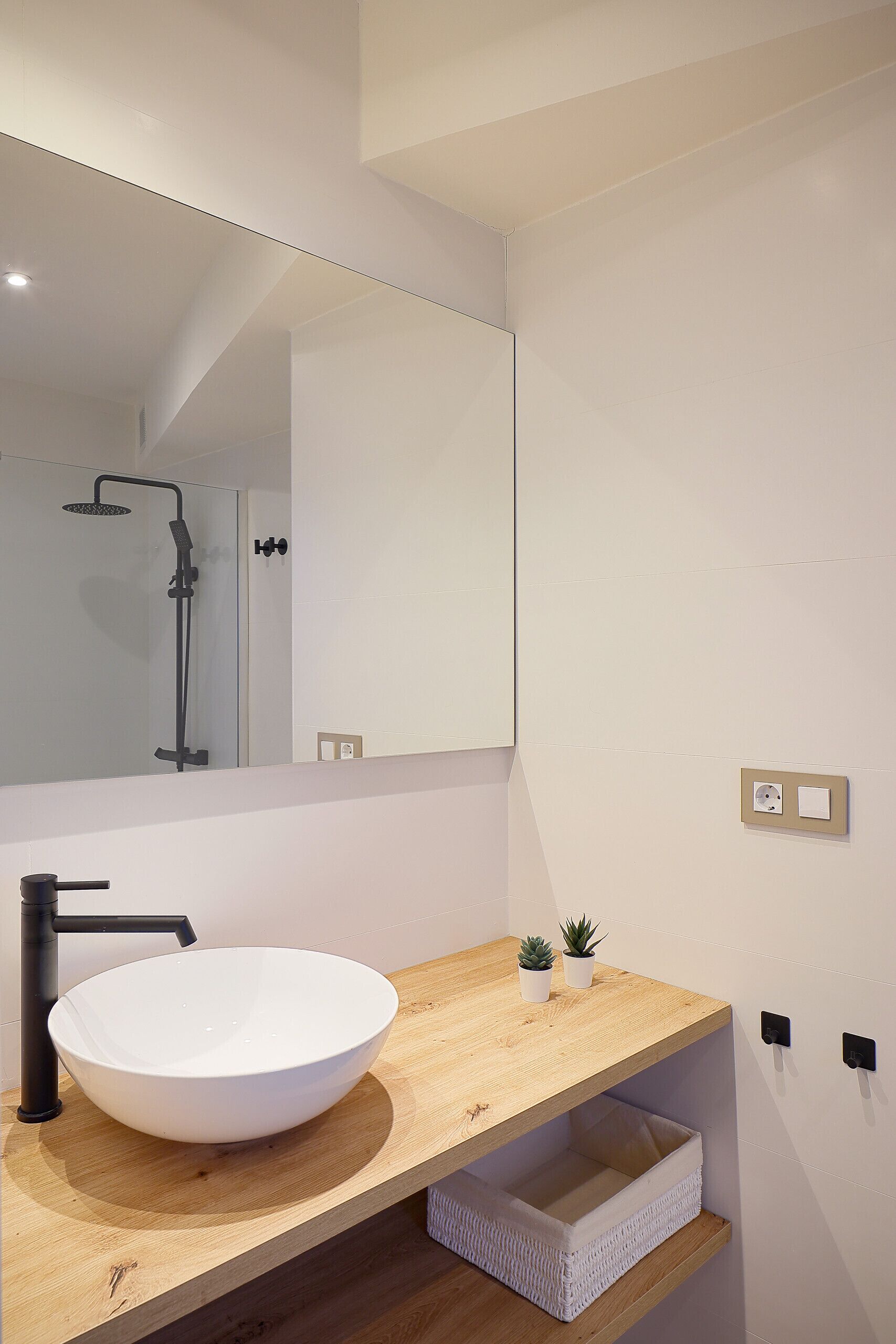 Regadera, secadora de cabello, toallas 