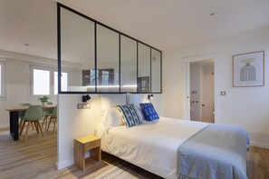 Tabla de planchar con plancha, wifi gratis y ropa de cama 