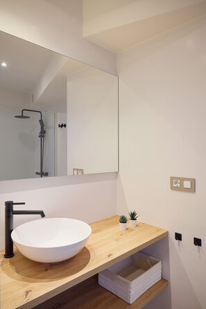 Een douche, een haardroger, handdoeken