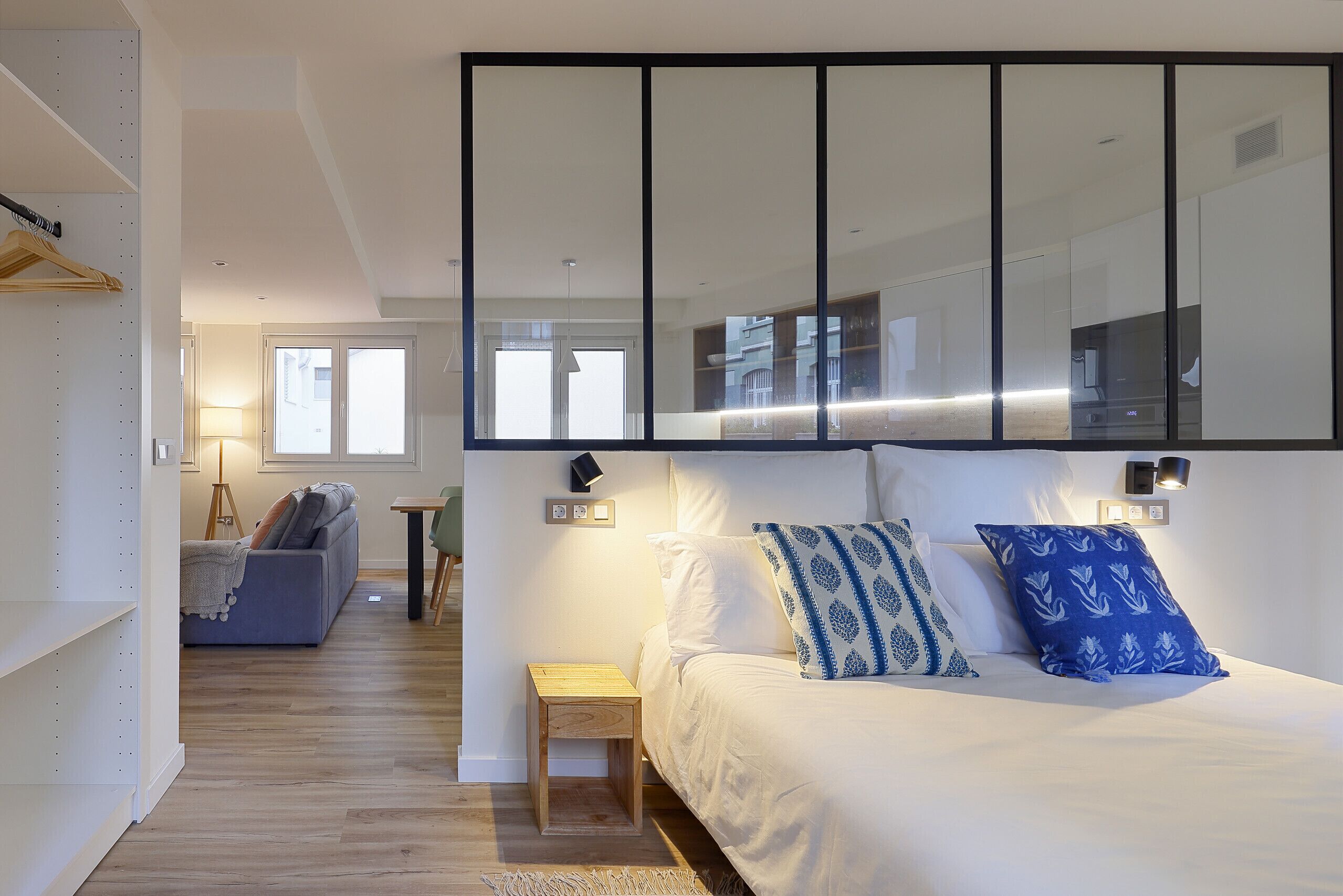 Tabla de planchar con plancha, wifi gratis y ropa de cama 