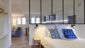 Tabla de planchar con plancha, wifi gratis y ropa de cama