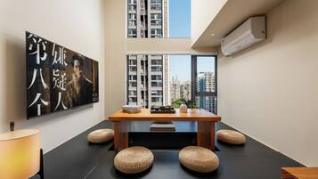 Espacio para trabajar con laptop y cortinas blackout