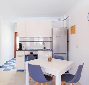 Kühlschrank, Ofen, Wasserkocher mit Kaffee-/Teezubehör, Toaster