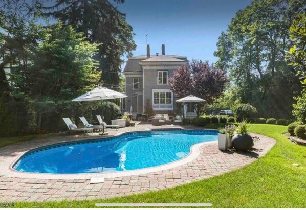 Utendørsbasseng og et oppvarmet basseng