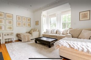 Smart TV, chimenea, futbolito y libros 