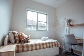 4 habitaciones, escritorio y tabla de planchar con plancha