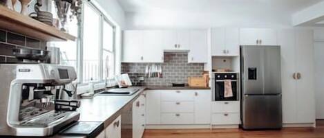 Fridge, oven, stovetop, dishwasher