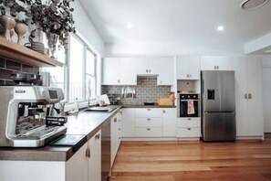 Fridge, oven, stovetop, dishwasher