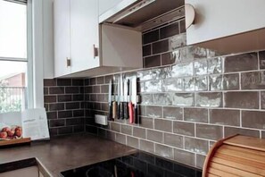 Fridge, oven, stovetop, dishwasher