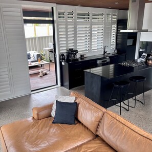 Smart TV - Shellharbour Village Stay | Beach & Sauna (Shellharbour)