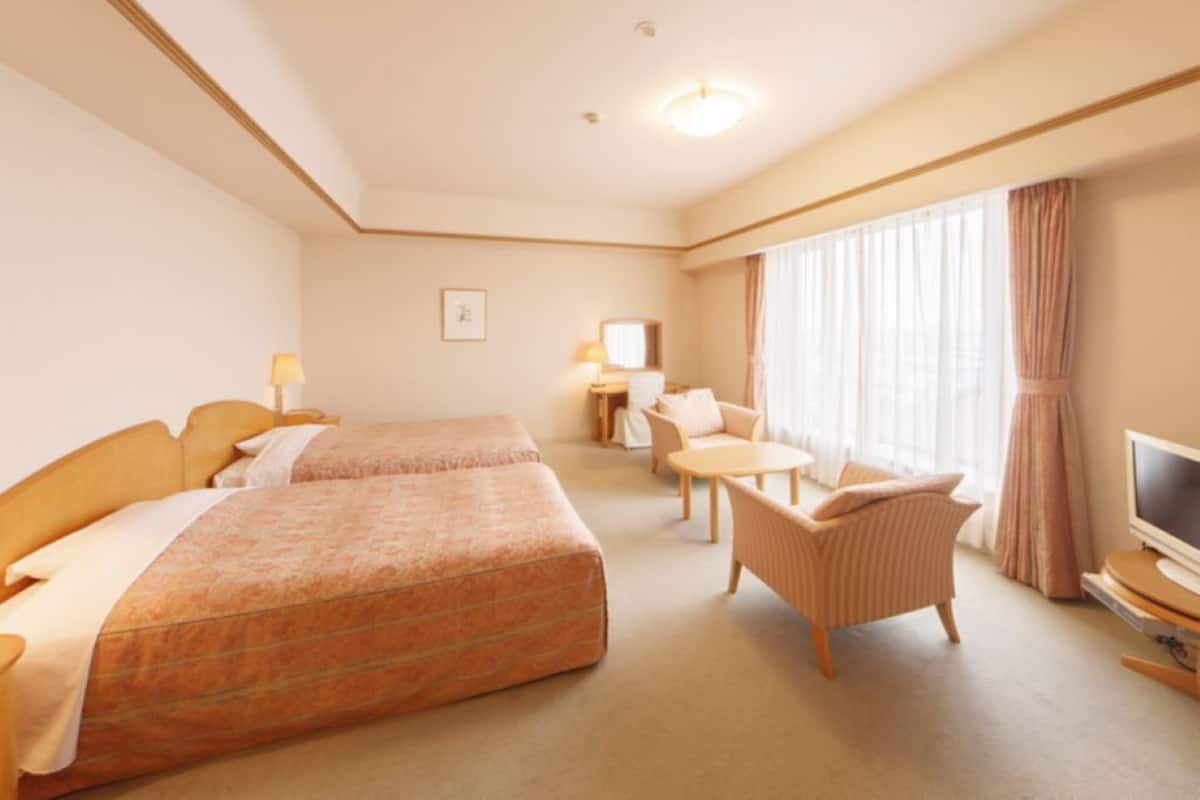 Desk, laptop workspace, iron/ironing board, free WiFi