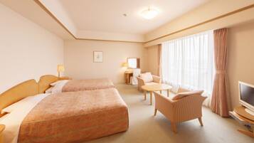 Desk, laptop workspace, iron/ironing board, free WiFi