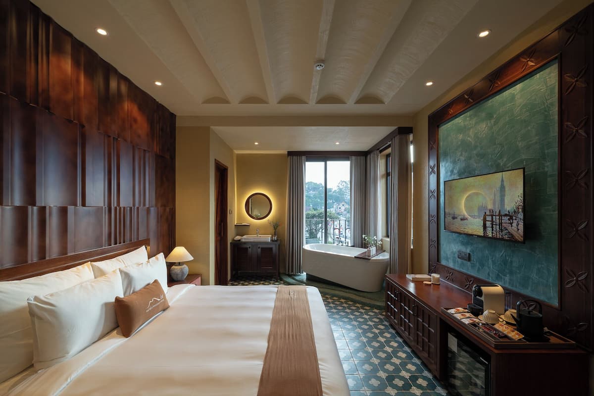 Phòng Suite, quang cảnh thành phố | Bộ đồ giường cao cấp, minibar với thức ăn, đồ uống miễn phí 