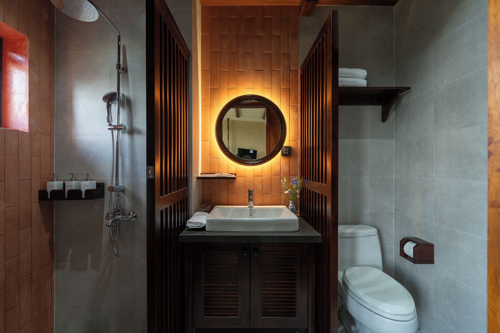 Une salle de bain moderne équipée d’une douche, de toilettes et d’un lavabo.