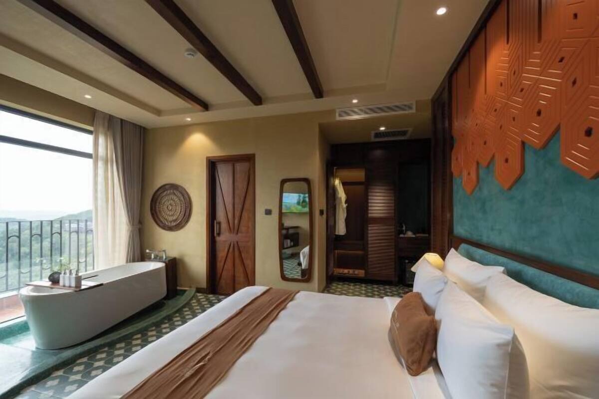 Bộ đồ giường cao cấp, minibar với thức ăn, đồ uống miễn phí 