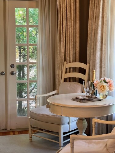 Burbank Suite
Historic Cedar Mansion Bungalows