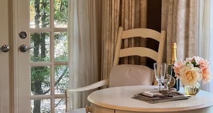 Burbank Suite
Historic Cedar Mansion Bungalows