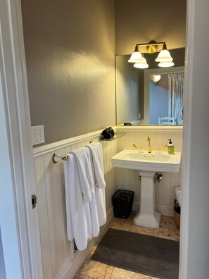 Sèche-cheveux, serviettes fournies, savon, papier toilette