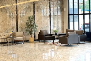 Lobby sitting area - d'primahotel Perintis Makassar (Makassar)