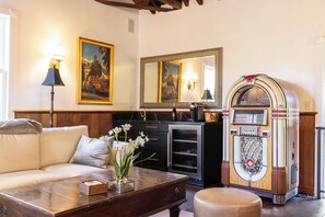 Ein Wohnzimmer mit einer Couch, einem Couchtisch und einer Jukebox.