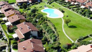 Un barrio residencial con casas, piscina y céspedes bien cuidados.