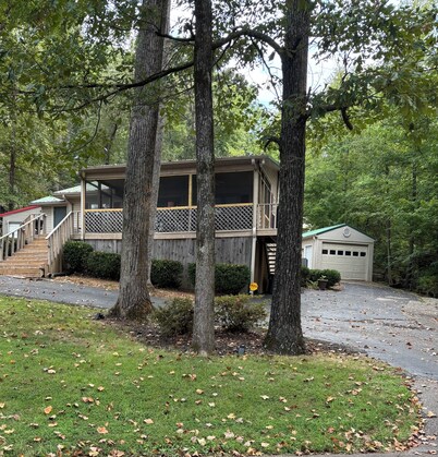 Outdoor paradise! 3 bedroom water view cabin water access near state parks.