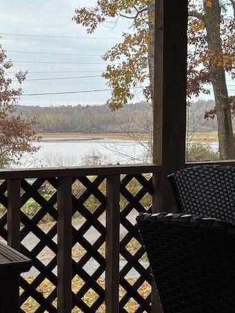 施設の敷地. Outdoor paradise! 3 bedroom water view cabin water access near state parks.