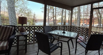 Outdoor paradise! 3 bedroom water view cabin water access near state parks.
