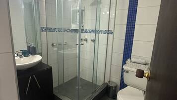 Haartrockner, Handtücher, Seife, Toilettenpapier