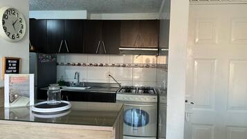 Fridge, oven, stovetop, coffee/tea maker